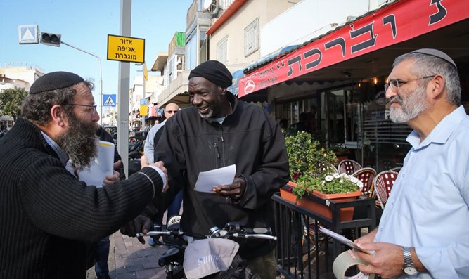 Des Israéliens de droite distribuent aux migrants des adresses de gauchistes : « c’est là qu’il faut aller »