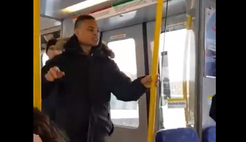 #Suède 🇸🇪 Un jeune "Suédois" agresse une dame âgée parce qu'il n'a pas trouvé de place assise dans le tram