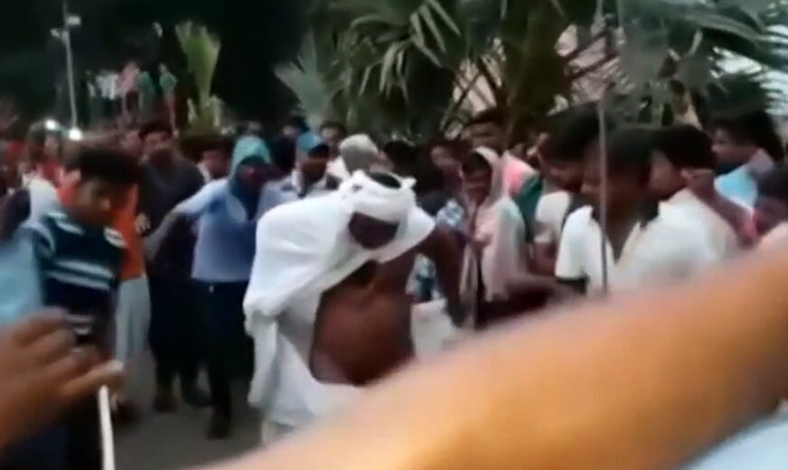#Inde Un leader religieux déplace une voiture sur 30 mètres avec son pénis : "C’est le pouvoir de Dieu"