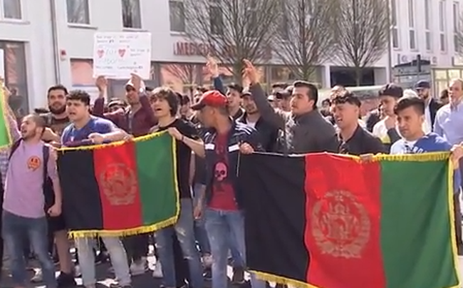 #Fulda 🇩🇪 Des Afghans crient "Allahu akbar" et manifestent leur haine de la police qui a abattu un de leurs déséquilibrés