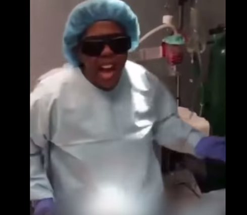 #USA 🇺🇸 Une chirurgienne se filme faisant la maline et en chantant du rap pendant une opération, le patient se réveille avec des lésions cérébrales «catastrophiques».