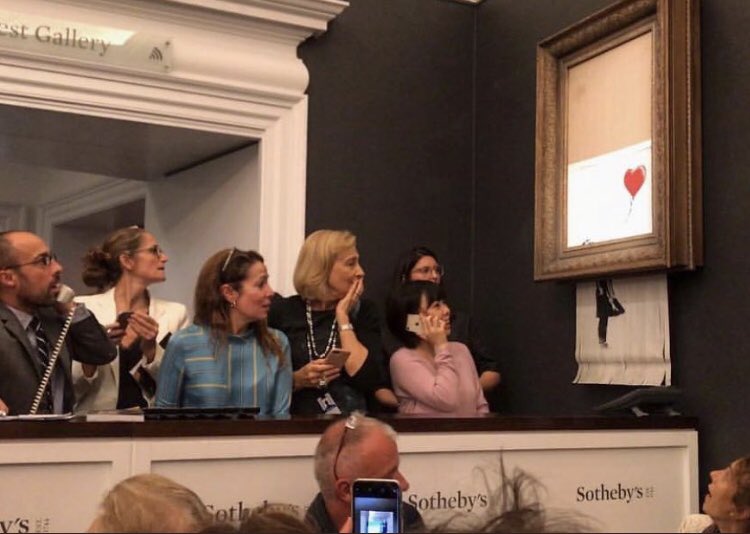 #Londres 🇬🇧 Une toile à 1,2 millions d’euros s’autodétruit lors d’une vente aux enchères