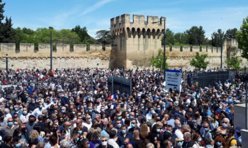 #Avignon 🇫🇷 Mort du policier Eric Masson : une foule immense lui rend hommage devant le commissariat